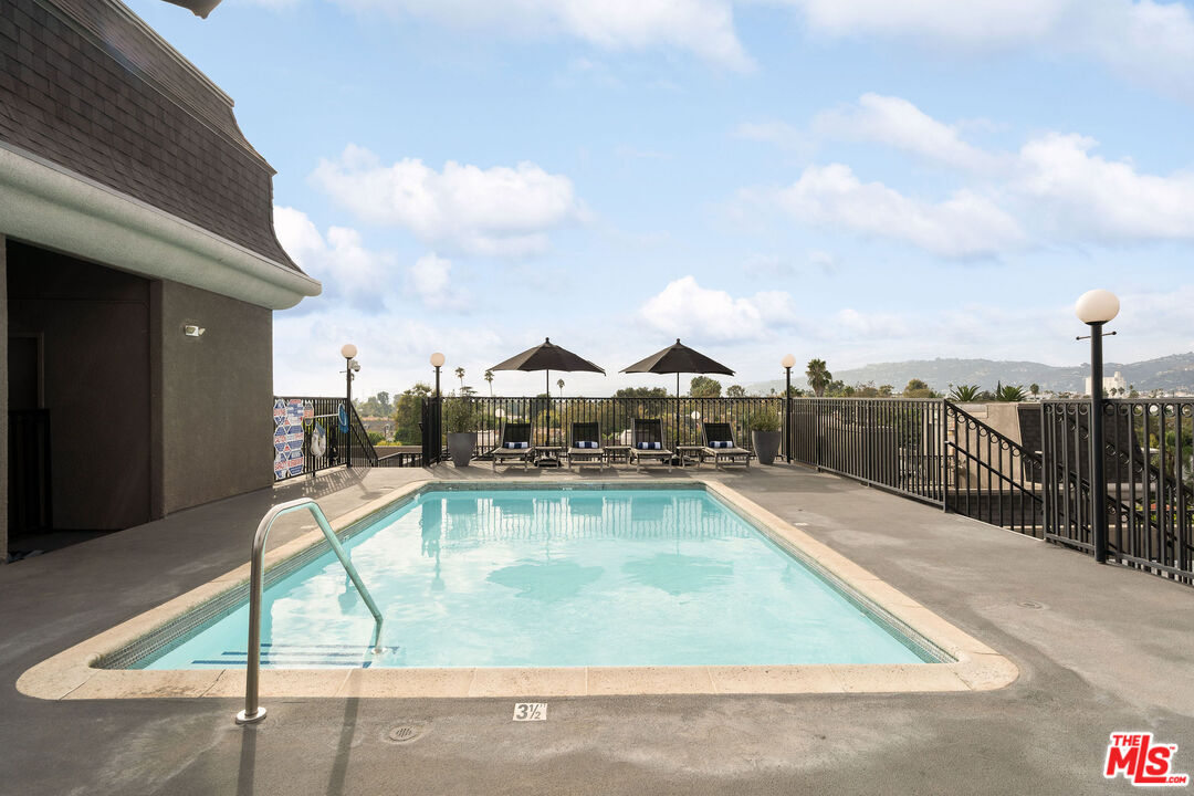 585 N Rossmore Ave Unit: 407