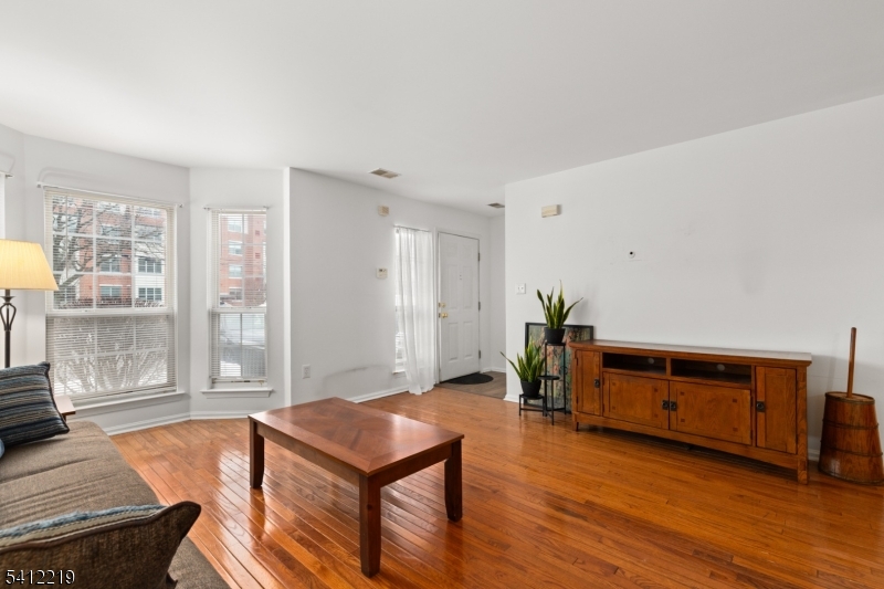 50 Pine St 9G