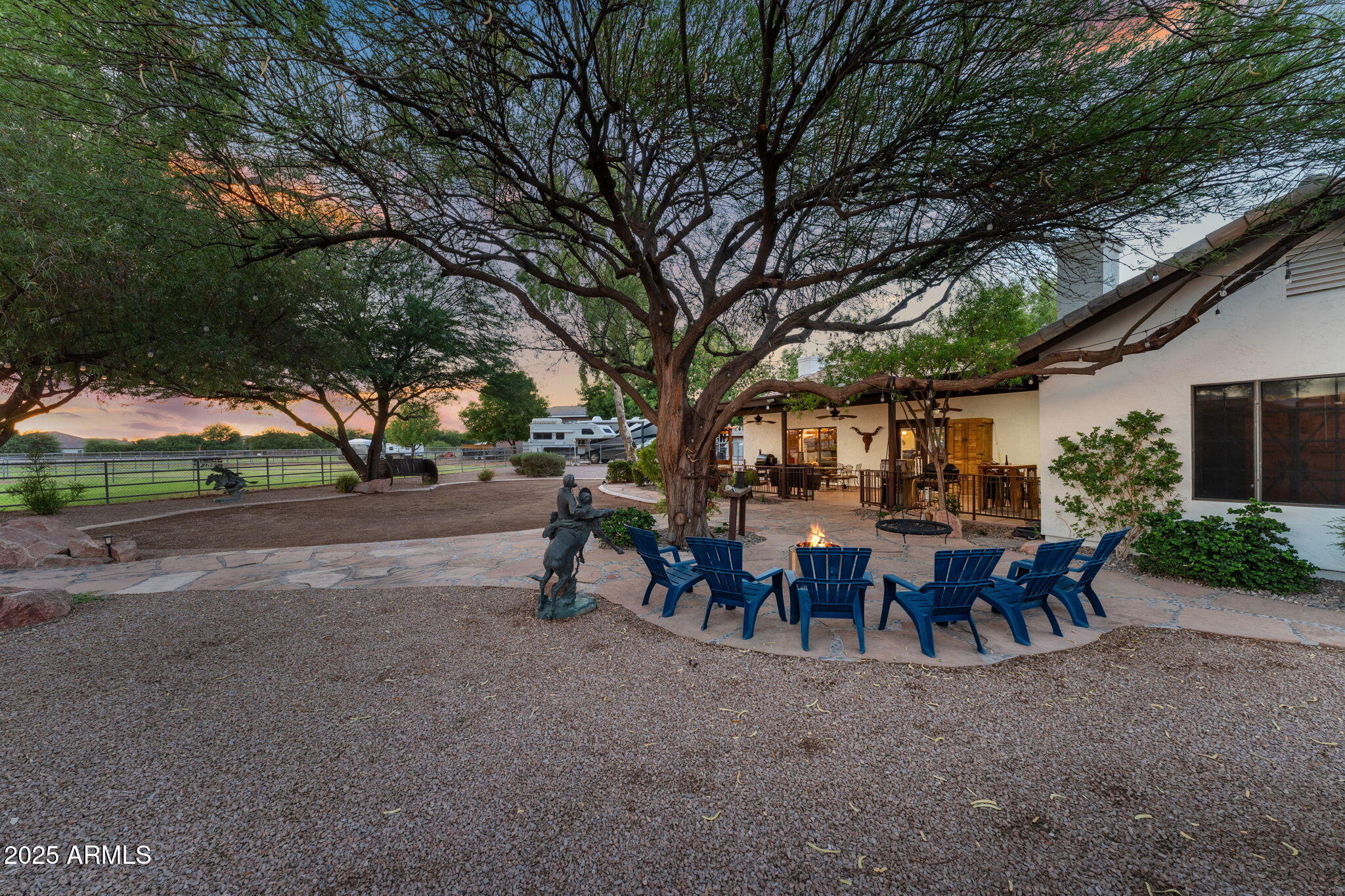 2601 E MESQUITE Street