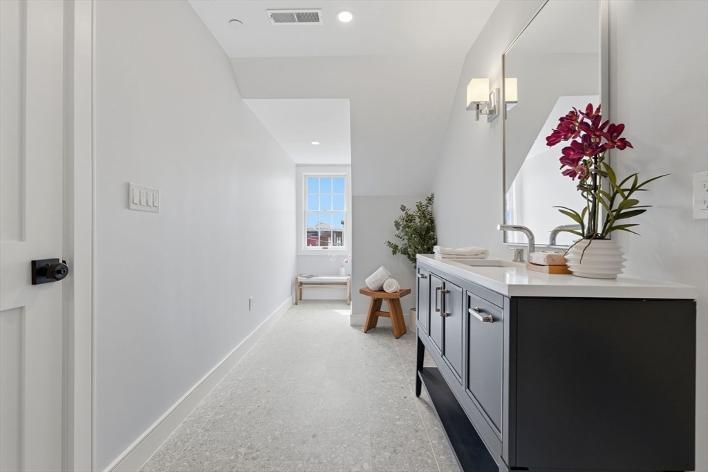 33 Chestnut St # 2