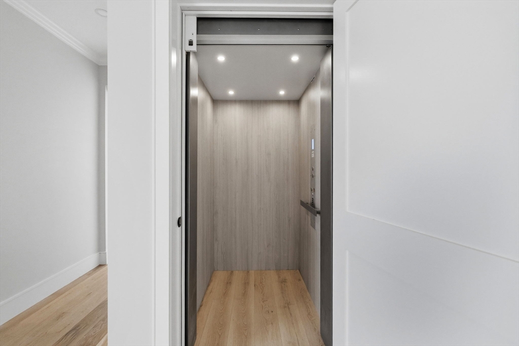 33 Chestnut St # 2