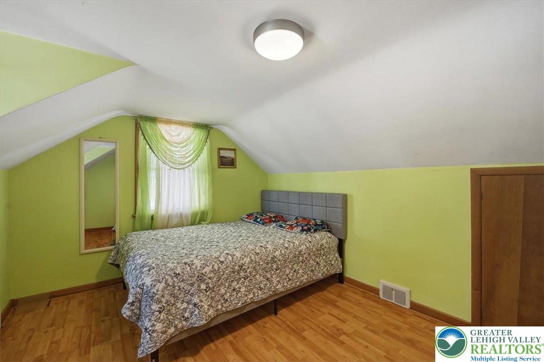 1390 Oakwood Drive