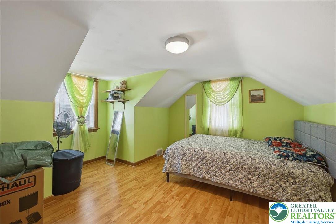 1390 Oakwood Drive