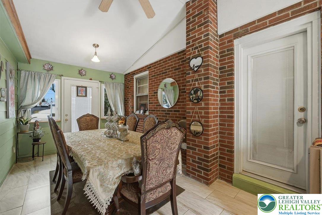 1390 Oakwood Drive
