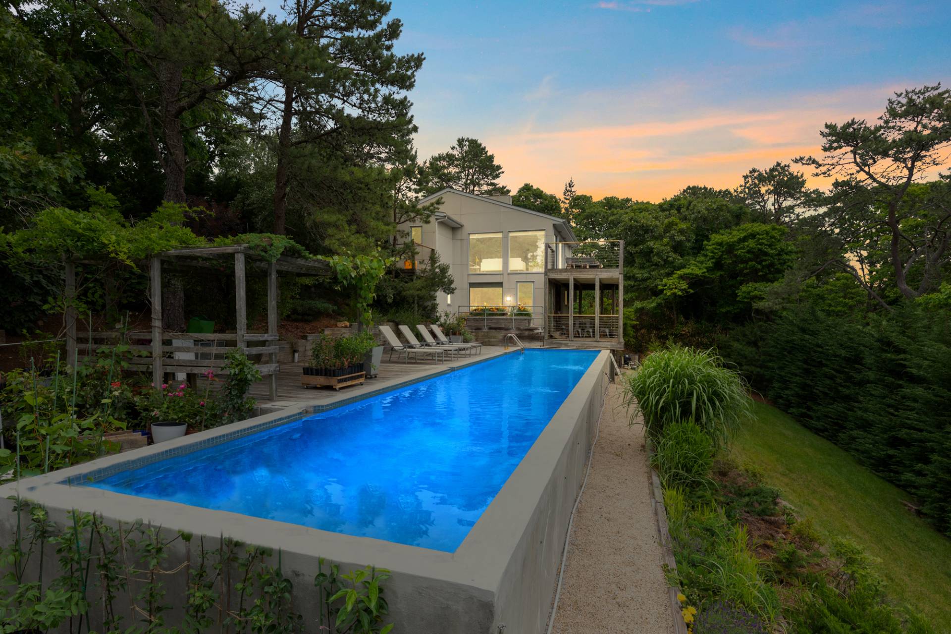 22 HAWTHORNE RD