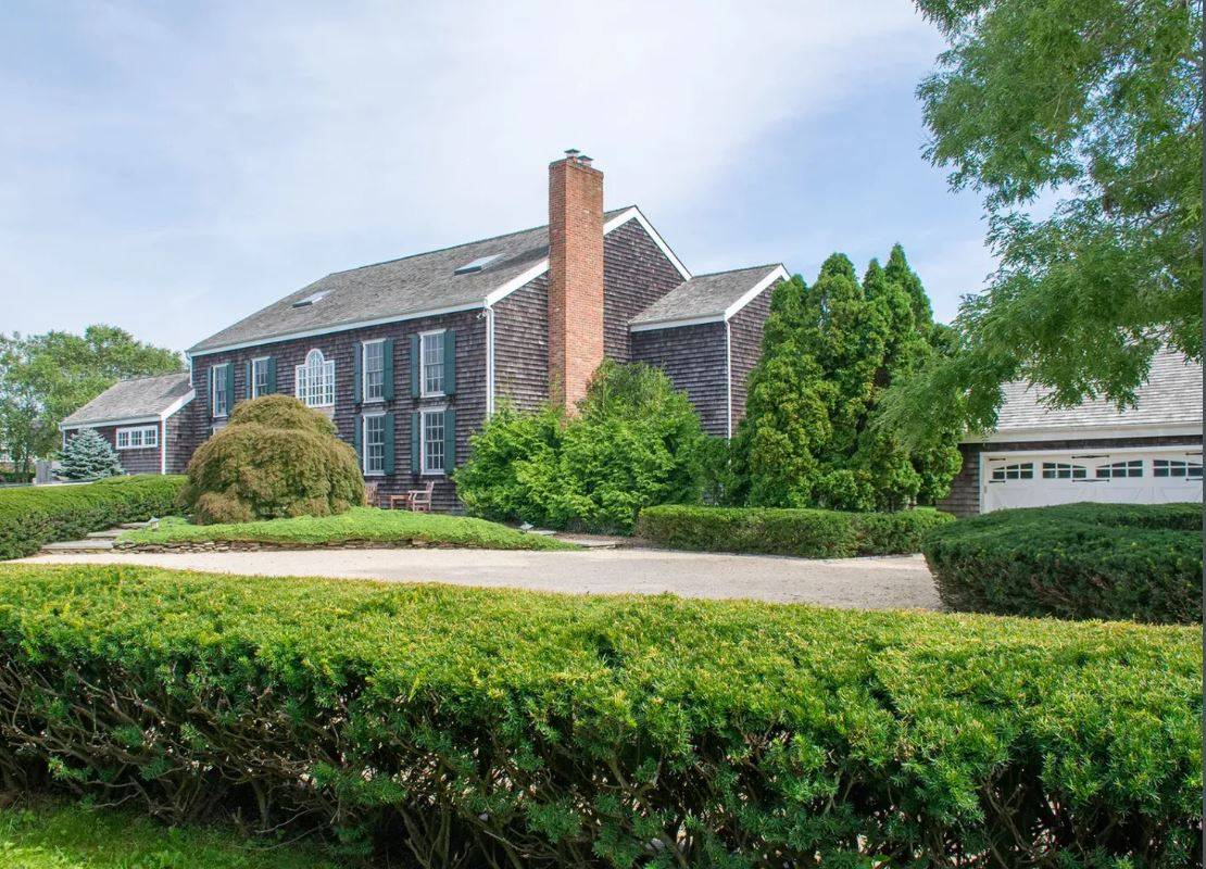 72 HEDGES LN
