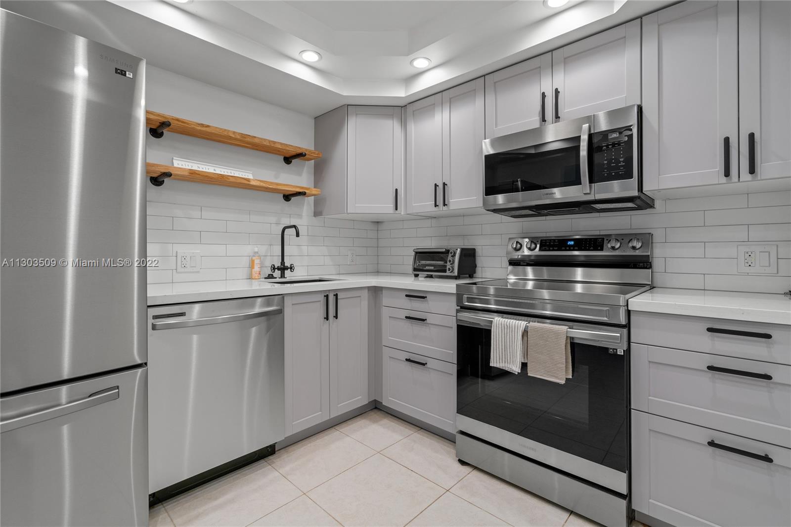 5701 Collins Ave # 712