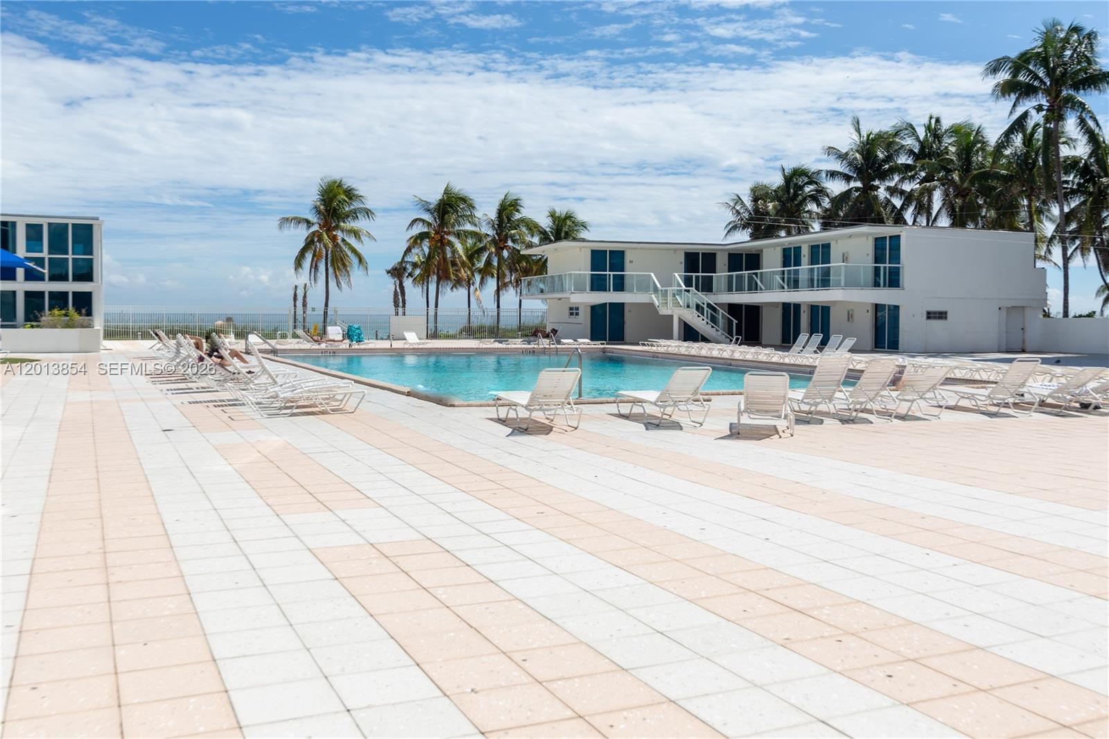 5445 Collins Ave # 627