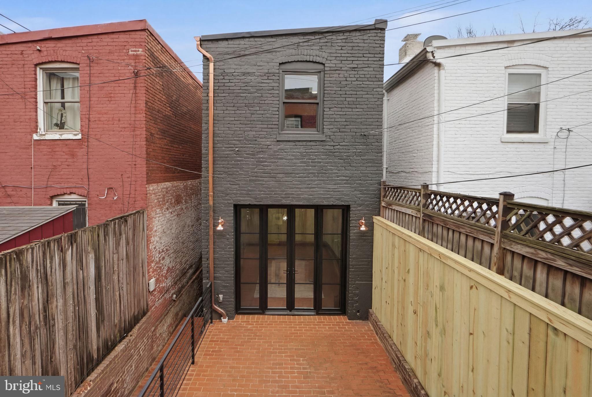 207 F STREET NE