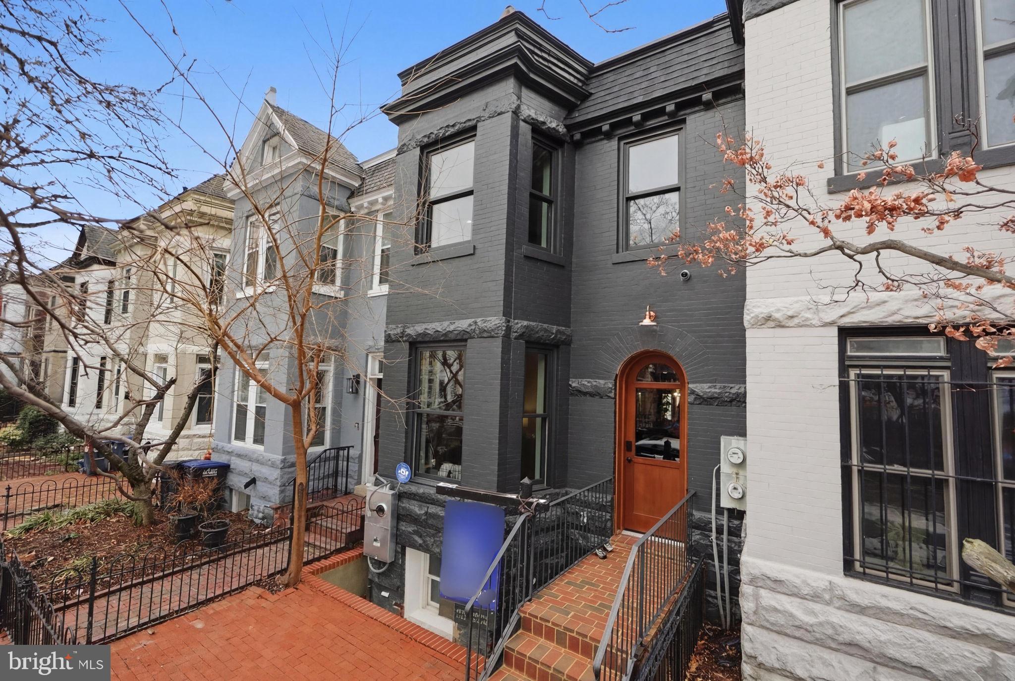 207 F STREET NE