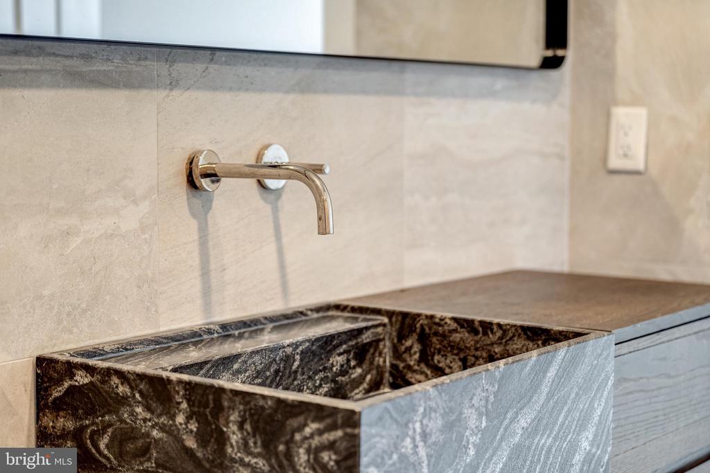 88 V STREET SW 808