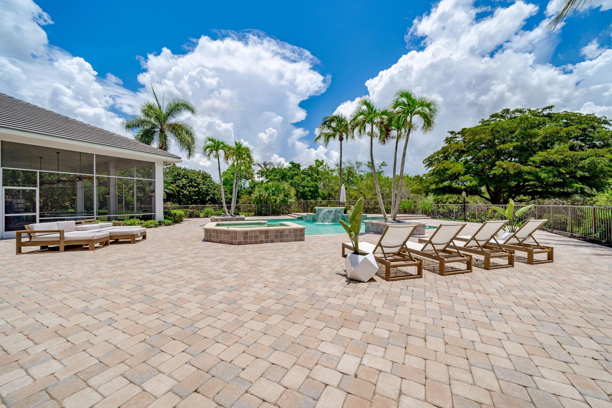 8100 Falls Ln
