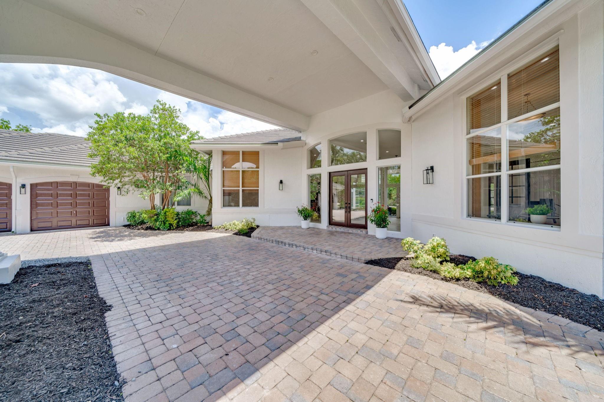 8100 Falls Ln