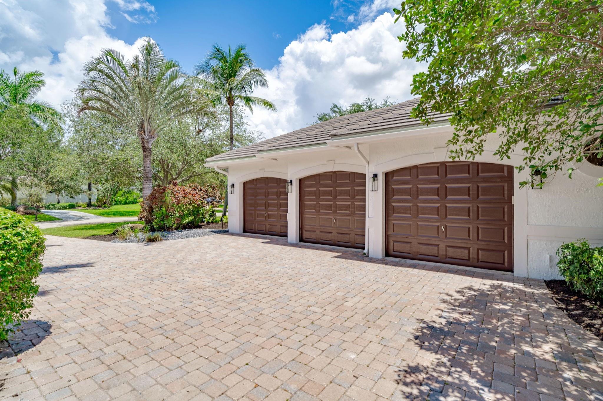 8100 Falls Ln