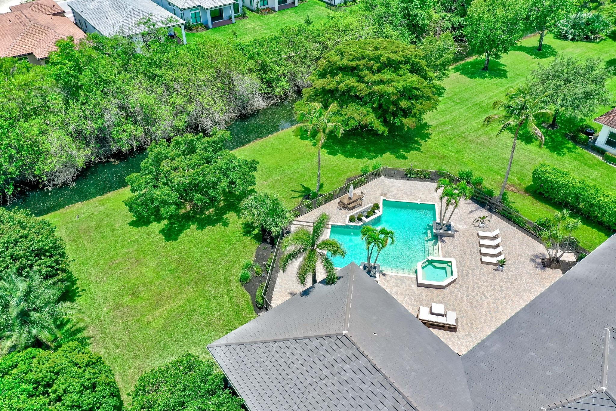 8100 Falls Ln