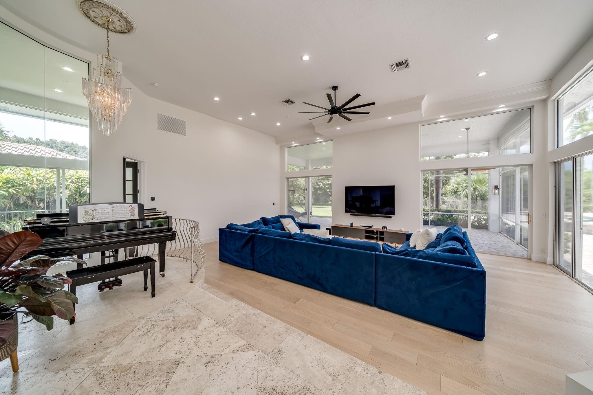 8100 Falls Ln