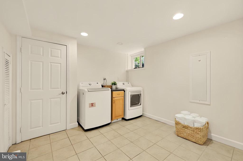 9409 WOODLAND DRIVE