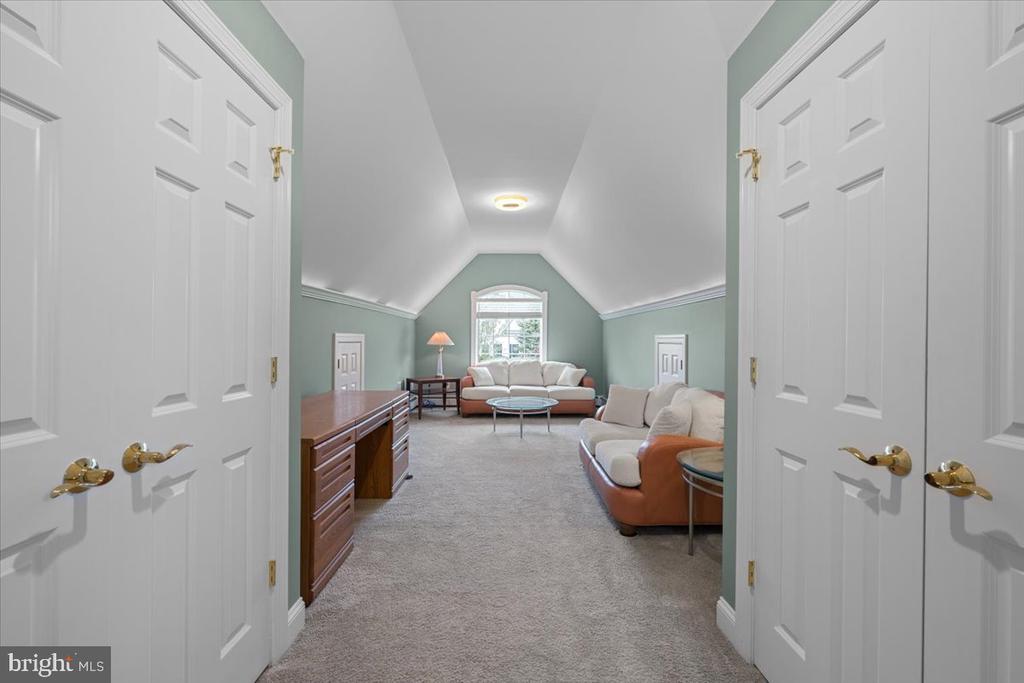 6942 LEHIGH COURT