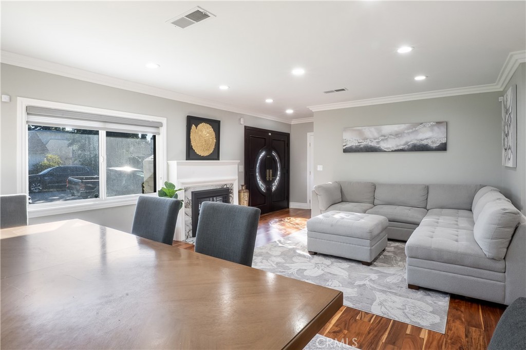 5339 E Greenmeadow