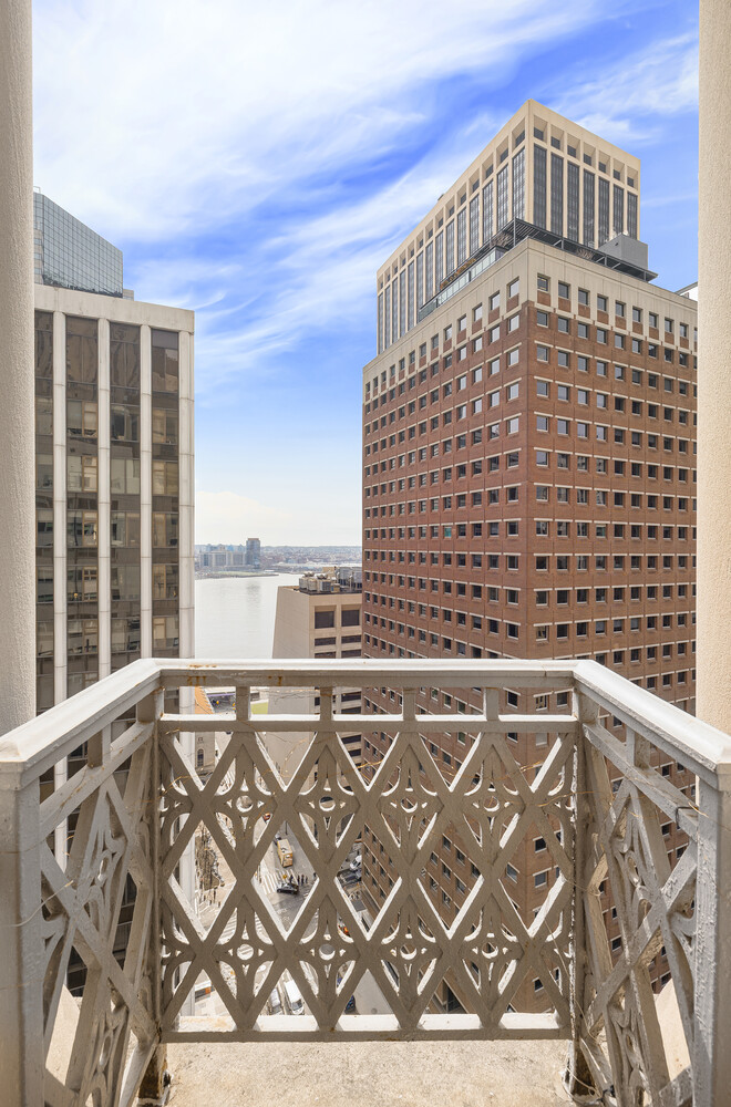 3 HANOVER Square 19J