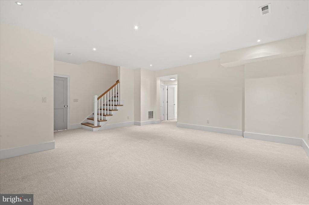 28 W CHAPMAN STREET