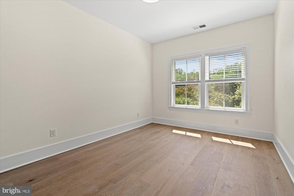 28 W CHAPMAN STREET