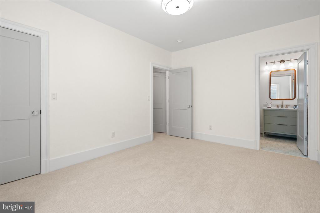 28 W CHAPMAN STREET