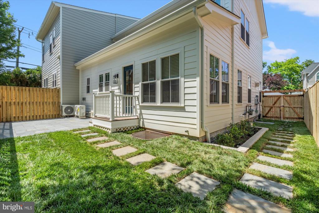 26 W CHAPMAN STREET