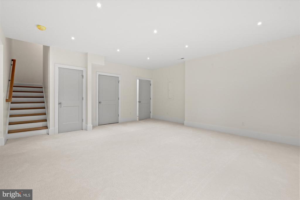 26 W CHAPMAN STREET