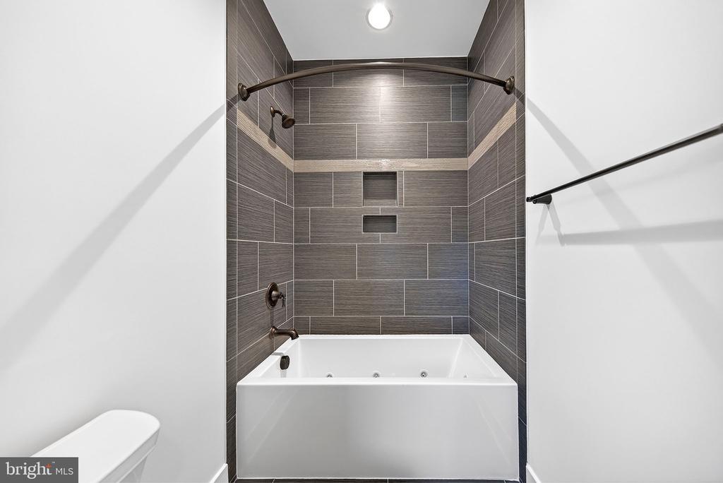 3913 VICTORIA OAKS TRAIL