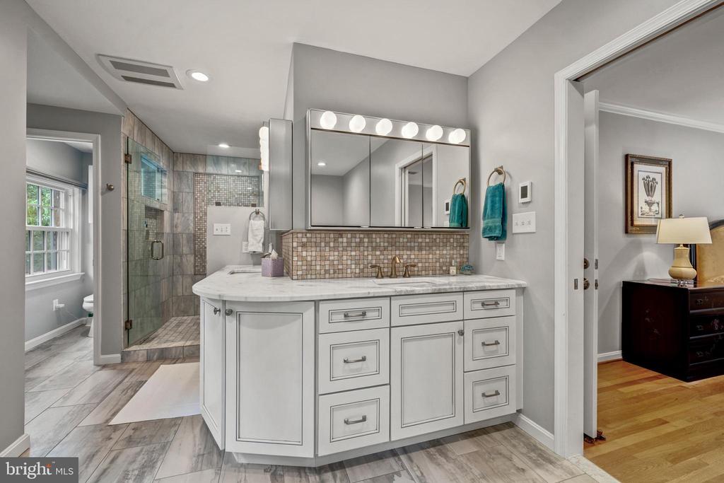 7018 GREEN OAK DRIVE