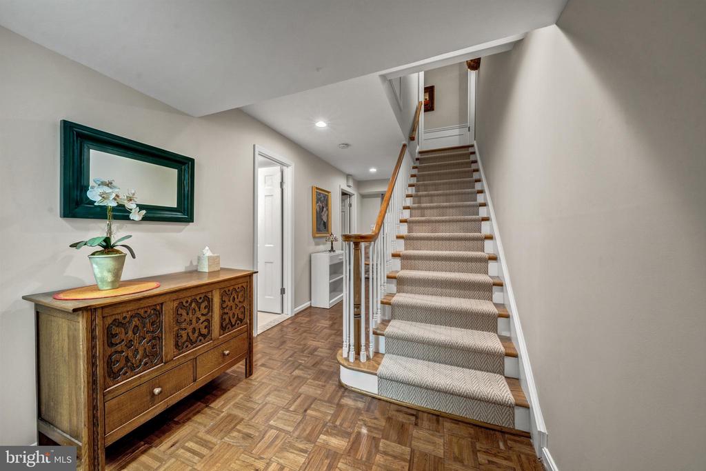 7018 GREEN OAK DRIVE
