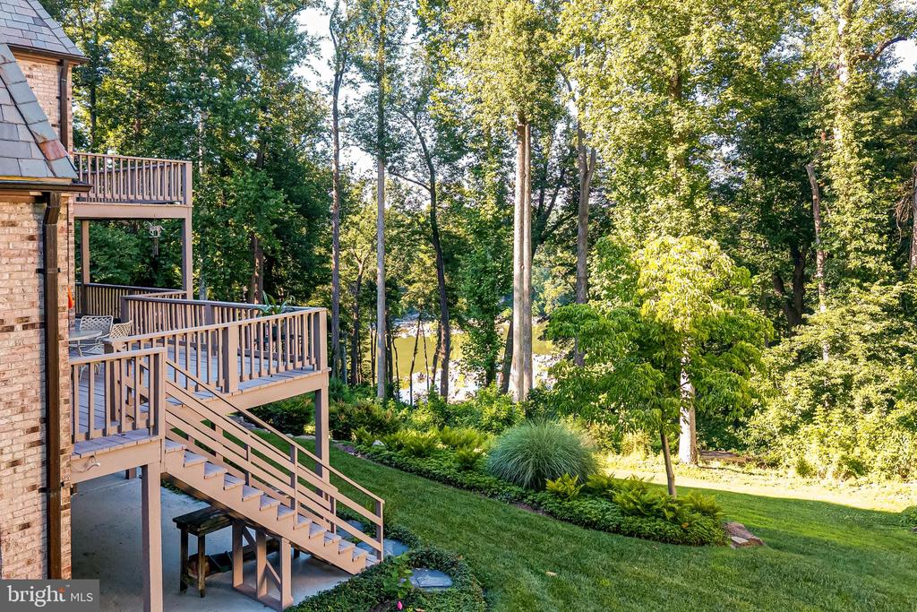 7018 GREEN OAK DRIVE