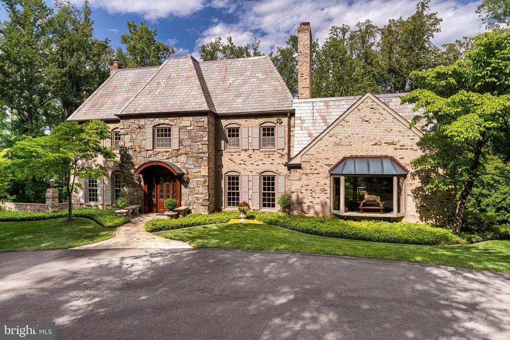 7018 GREEN OAK DRIVE