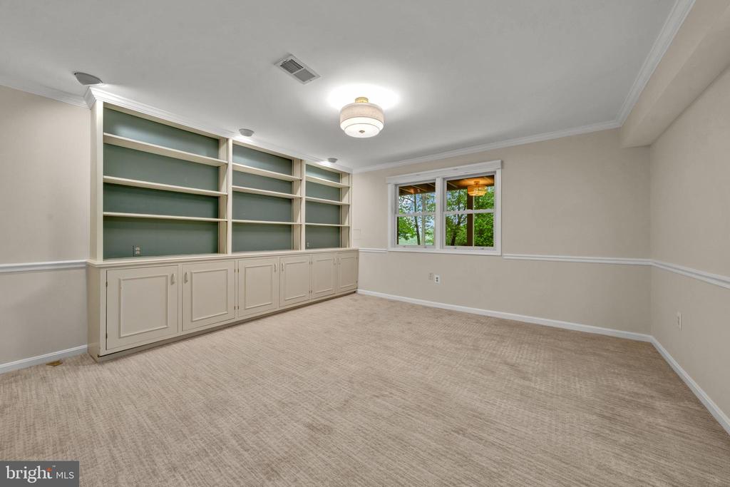 7018 GREEN OAK DRIVE