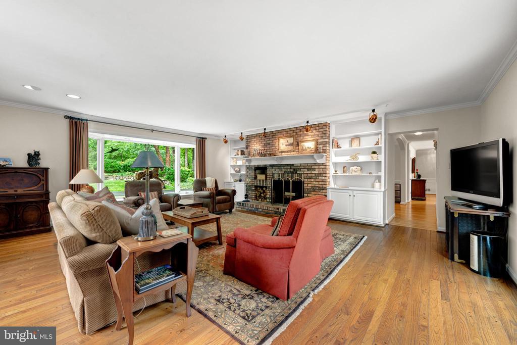 7018 GREEN OAK DRIVE