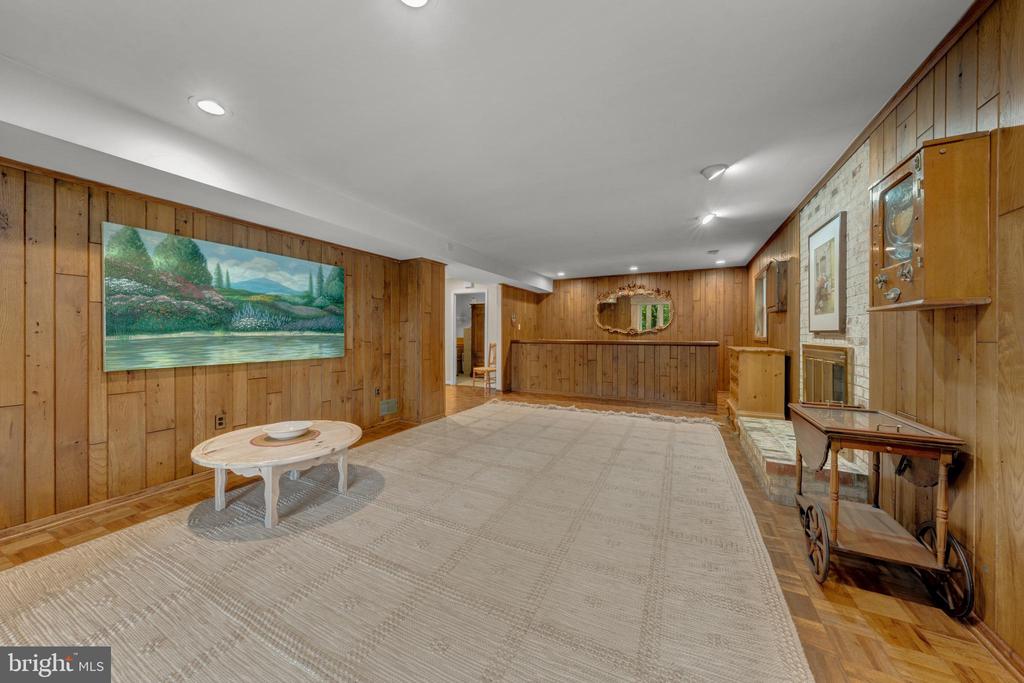 7018 GREEN OAK DRIVE
