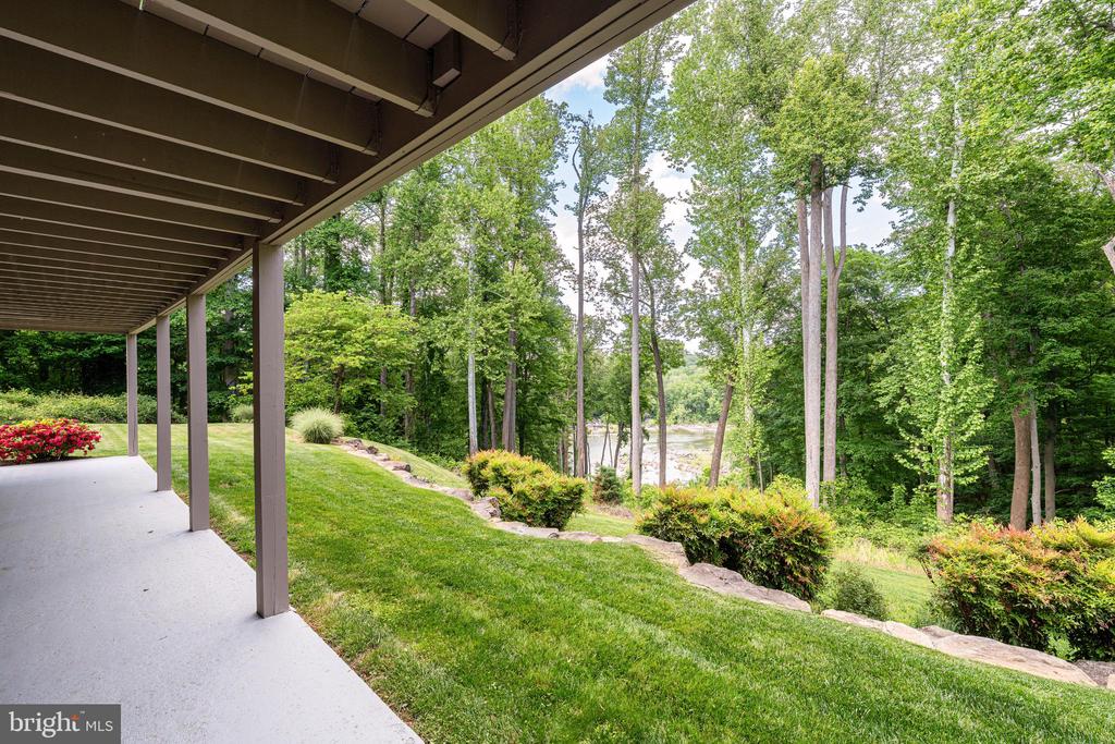 7018 GREEN OAK DRIVE