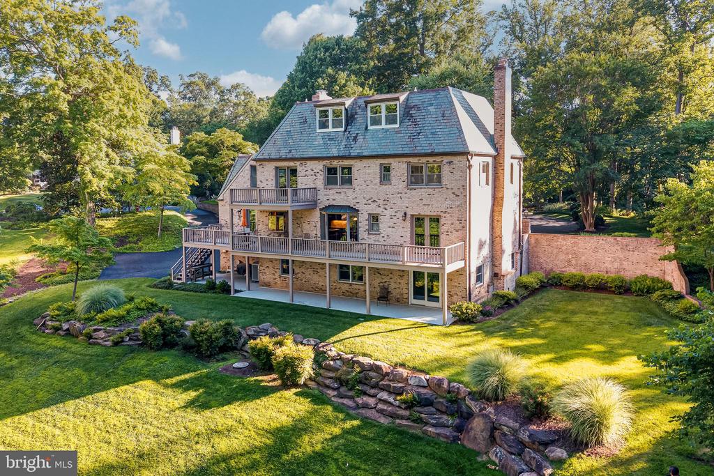 7018 GREEN OAK DRIVE
