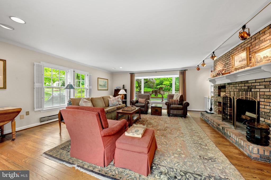 7018 GREEN OAK DRIVE