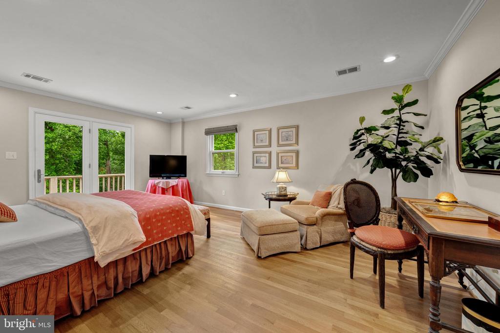 7018 GREEN OAK DRIVE
