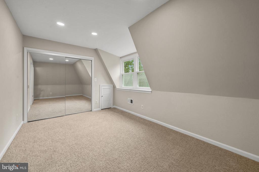 7018 GREEN OAK DRIVE