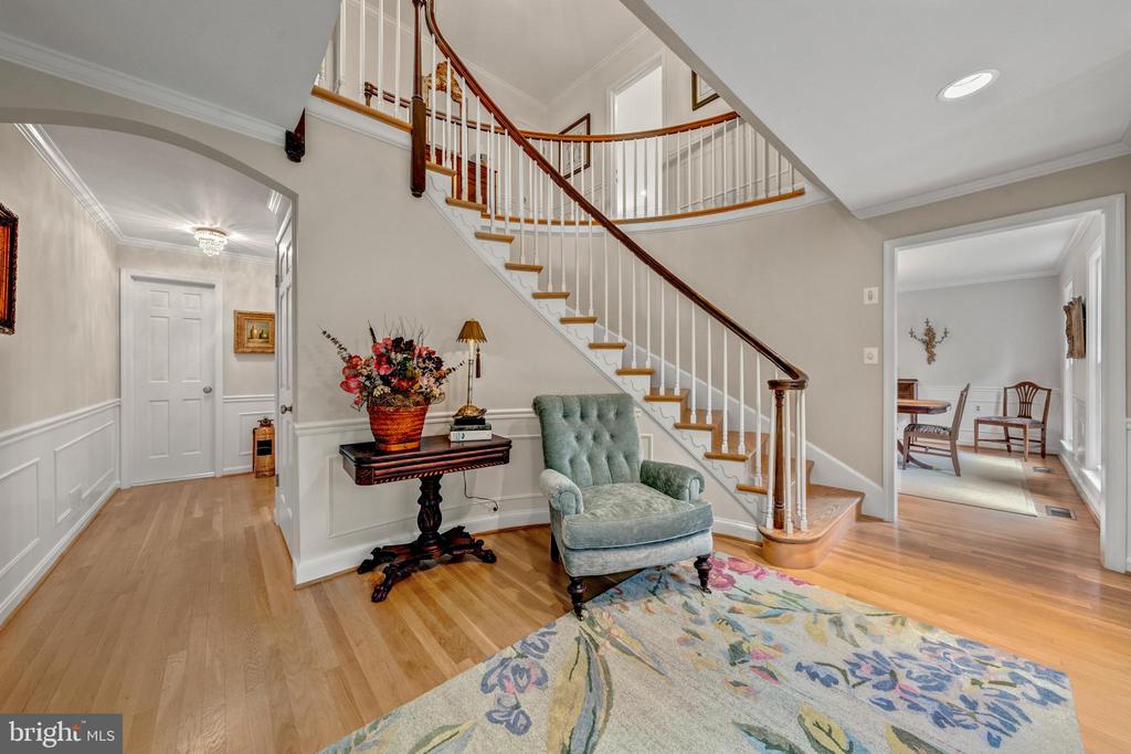 7018 GREEN OAK DRIVE
