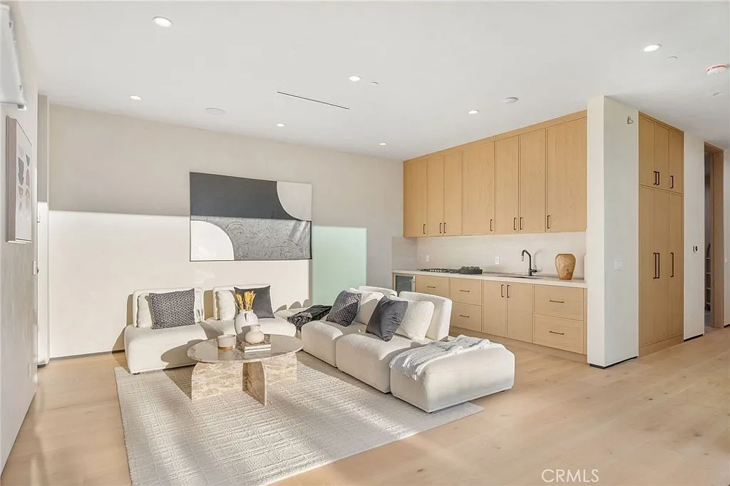 15447 Huston St