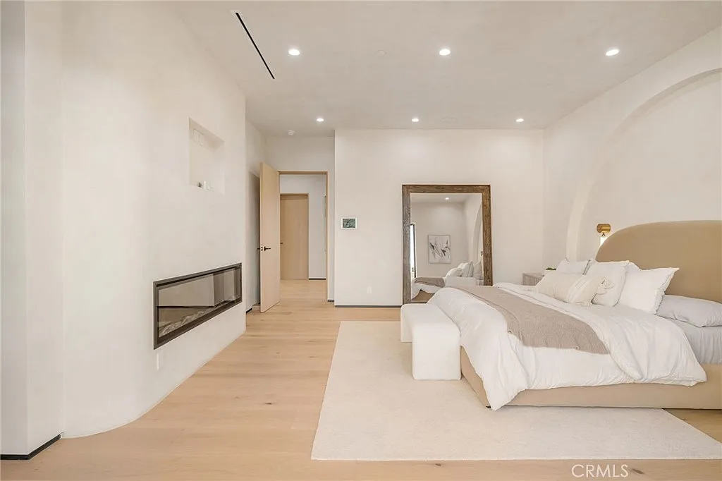 15447 Huston St